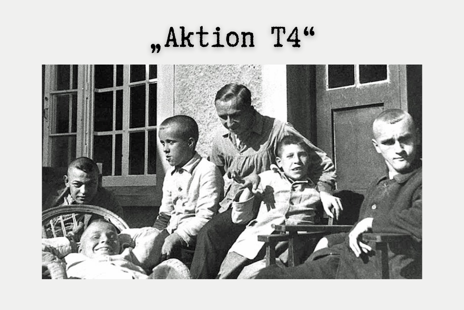 Das Beitragsbild ist ein schwarz-weiß Foto. Es zeigt fünf Jungen mit Behinderung und einen Betreuer in ihre Mitte. Sie sitzen alle in der Sonne auf einer Terrasse und lachen teilweise in die Kamera. © www.rotenburger-werke.de